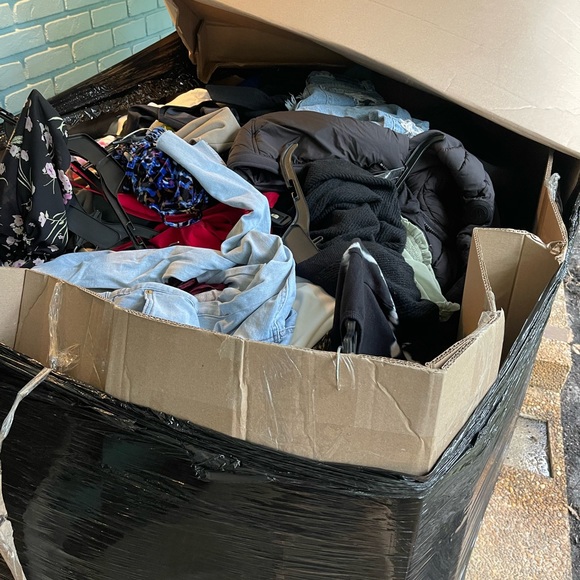 Pallet unboxing Live  - LIKE ❤️ THIS POST To Get Notified When I Go LIVE! - Picture 3 of 3